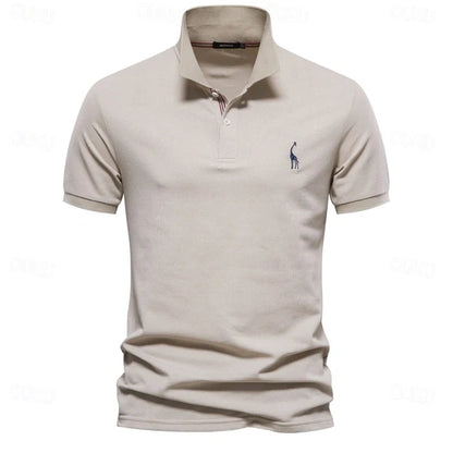"Polo estiva uomo, tessuto leggero traspirante, disponibili in vari colori come beige e blu marino."