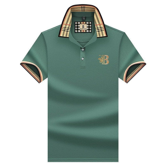 "Polo uomo maniche corte blu con colletto classico, tessuto traspirante, dettaglio abbottonatura, ideale per ogni occasione."