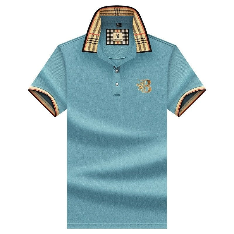 "Polo uomo maniche corte blu con colletto classico, tessuto traspirante, dettaglio abbottonatura, ideale per ogni occasione."