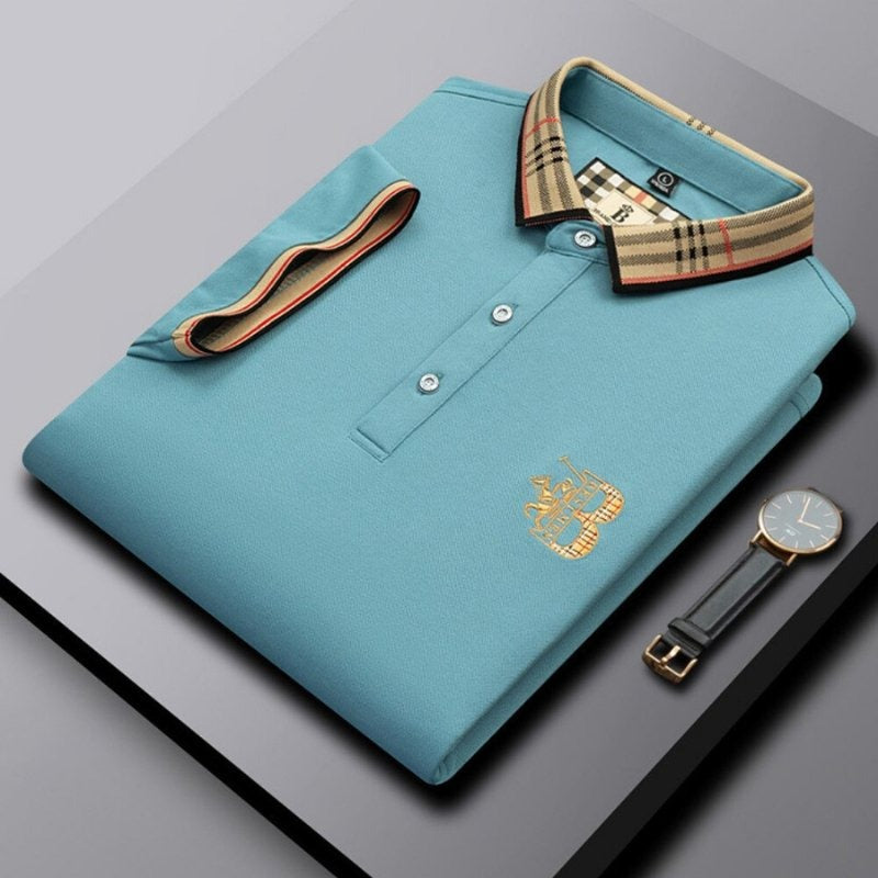 "Polo uomo maniche corte blu con colletto classico, tessuto traspirante, dettaglio abbottonatura, ideale per ogni occasione."