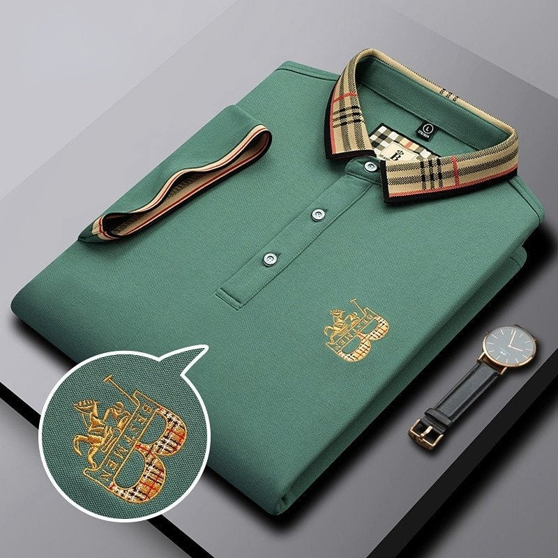 "Polo uomo maniche corte blu con colletto classico, tessuto traspirante, dettaglio abbottonatura, ideale per ogni occasione."