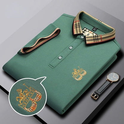 "Polo uomo maniche corte blu con colletto classico, tessuto traspirante, dettaglio abbottonatura, ideale per ogni occasione."