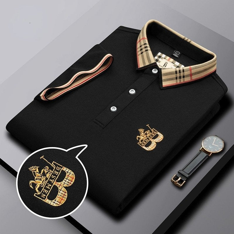 "Polo uomo maniche corte blu con colletto classico, tessuto traspirante, dettaglio abbottonatura, ideale per ogni occasione."