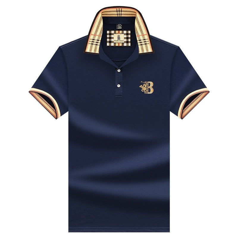 "Polo uomo maniche corte blu con colletto classico, tessuto traspirante, dettaglio abbottonatura, ideale per ogni occasione."