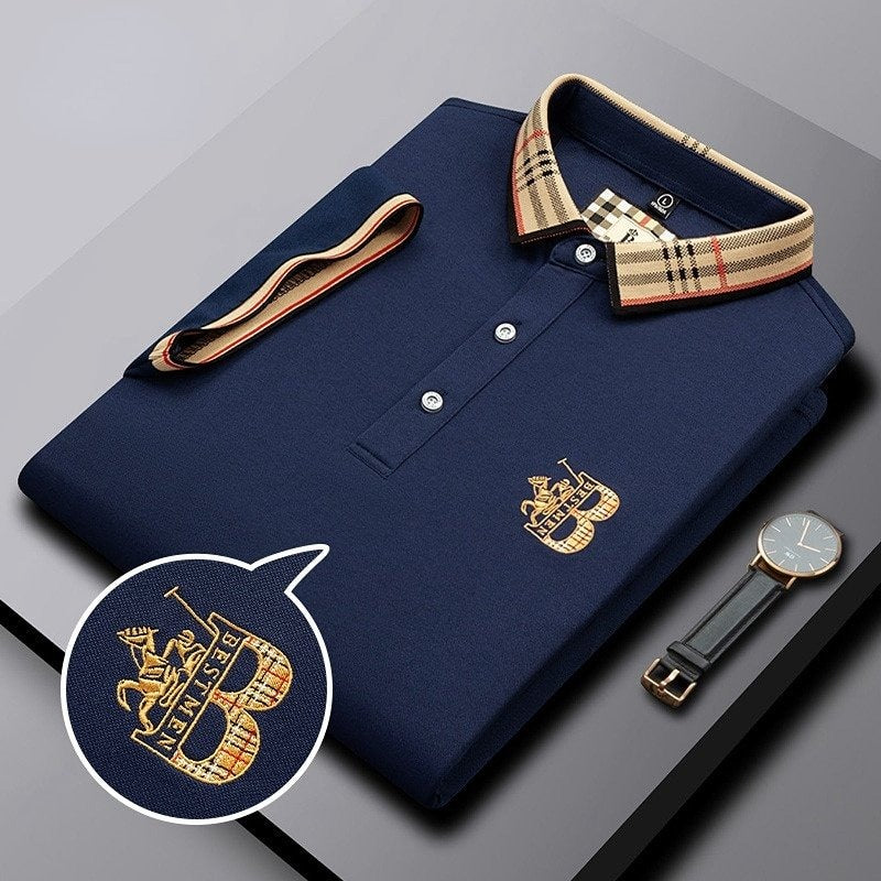 "Polo uomo maniche corte blu con colletto classico, tessuto traspirante, dettaglio abbottonatura, ideale per ogni occasione."