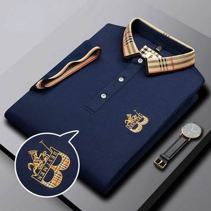 "Polo uomo maniche corte blu con colletto classico, tessuto traspirante, dettaglio abbottonatura, ideale per ogni occasione."