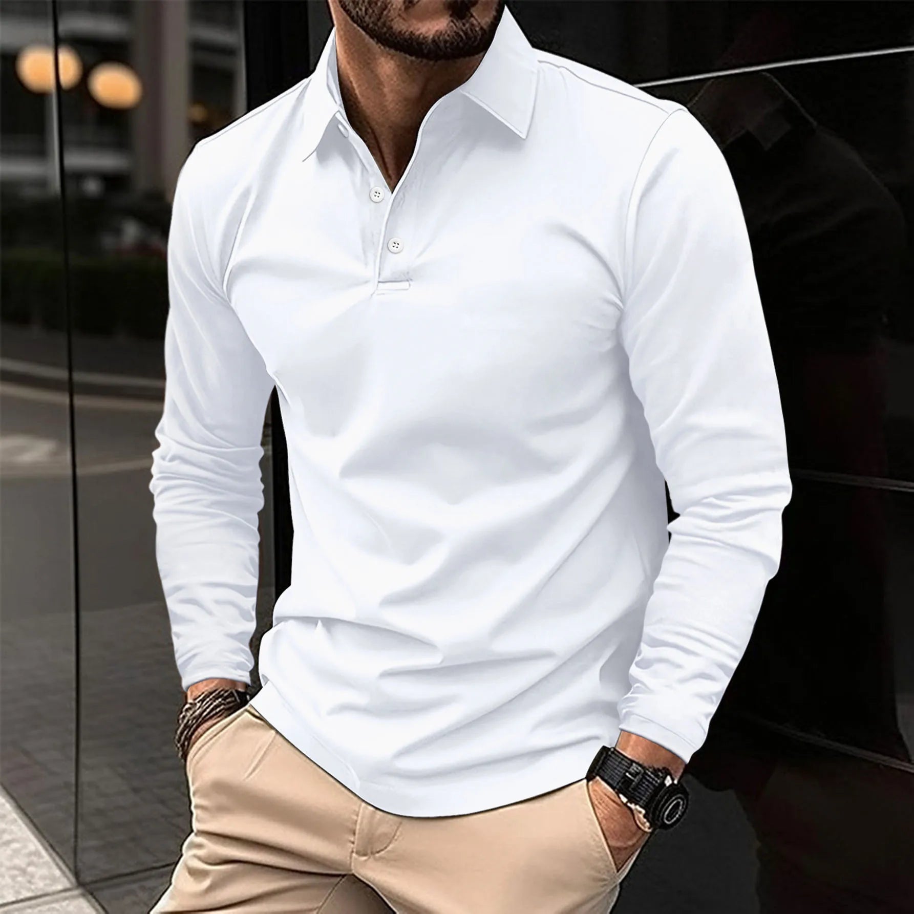 "Polo Uomo Slim Fit in cotone traspirante su sfondo bianco, colori disponibili, silhouette moderna e aderente."