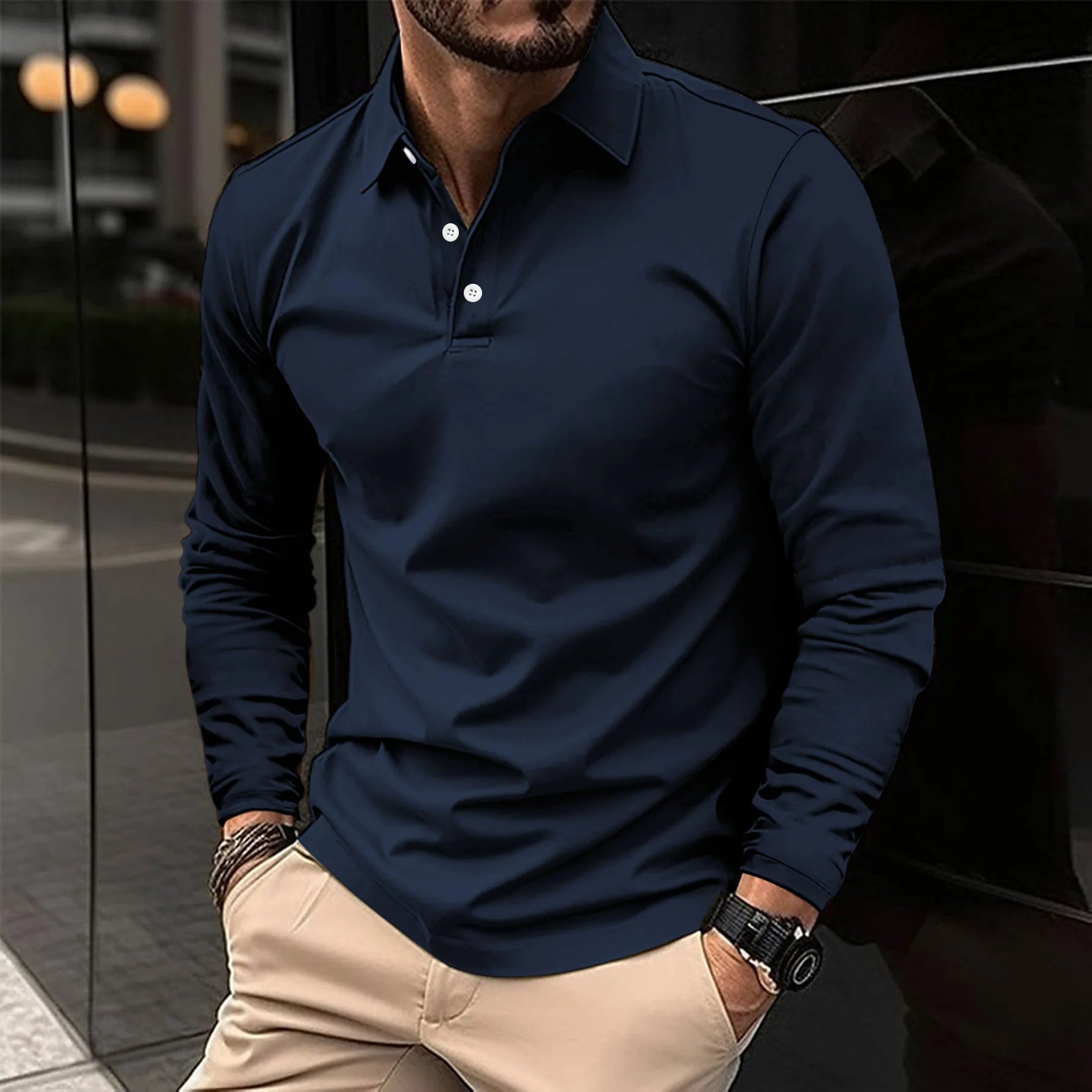 "Polo Uomo Slim Fit in cotone traspirante su sfondo bianco, colori disponibili, silhouette moderna e aderente."