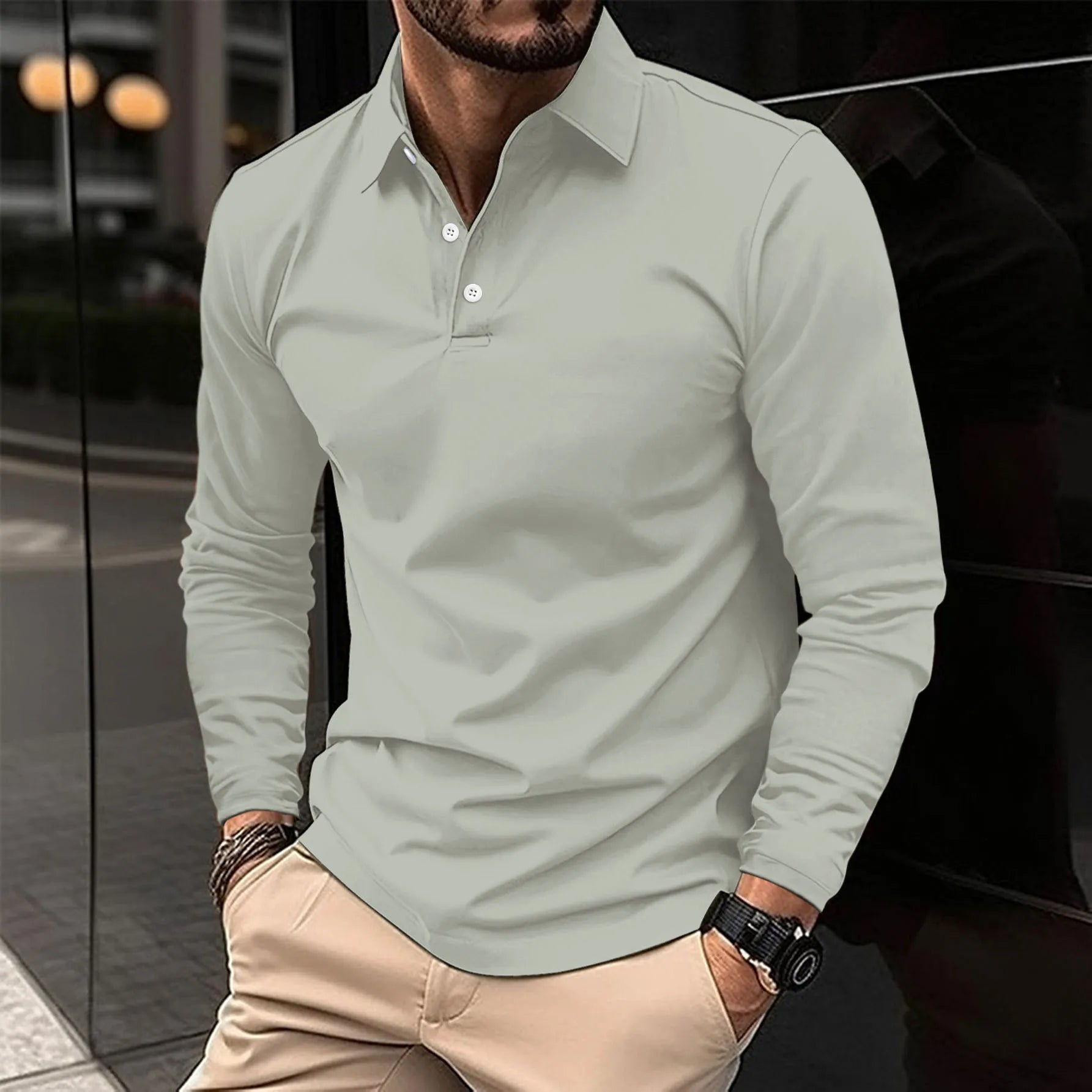 "Polo Uomo Slim Fit in cotone traspirante su sfondo bianco, colori disponibili, silhouette moderna e aderente."