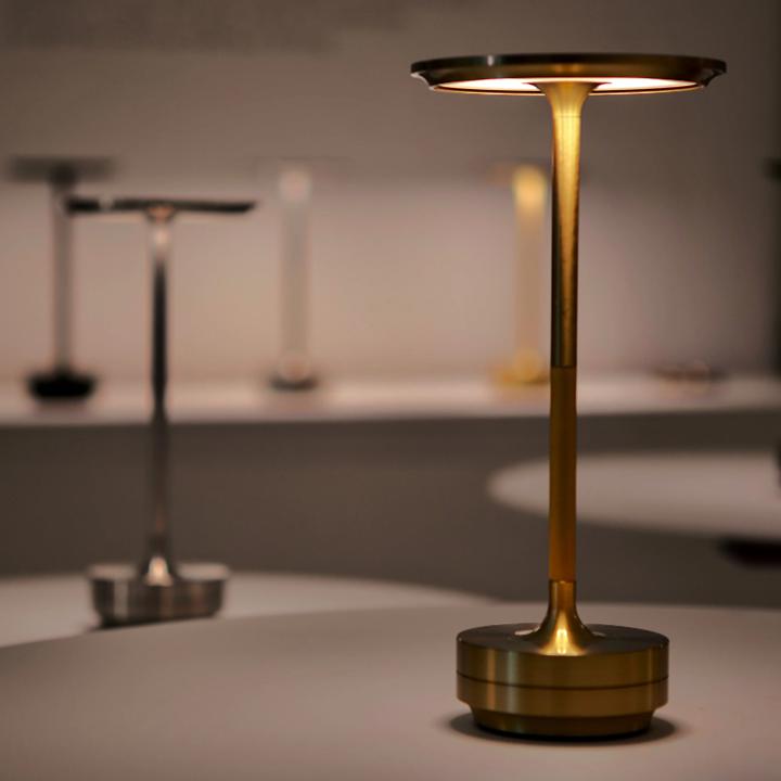 Dimmable LED rechargeable table lamp, ideal for indoor and outdoor use.