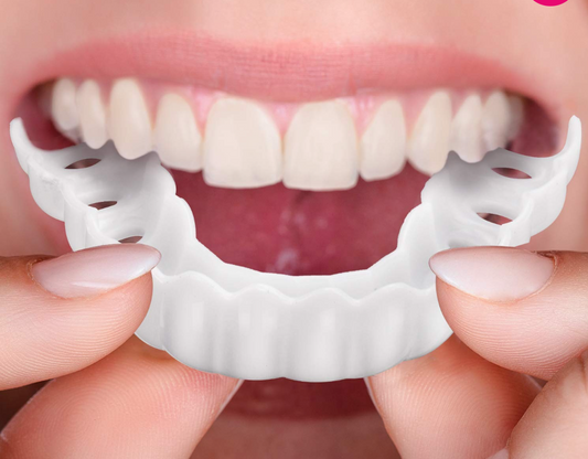 "Protesi dentarie Snap-On regolabili in tono naturale, facili da applicare per migliorare il sorriso senza interventi."
