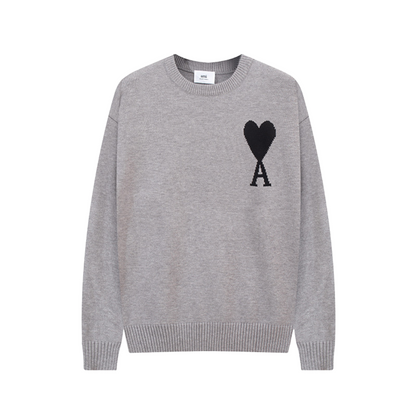 Pullover uomo con motivo cuore, texture morbida, colore grigio e taglio comodo, perfetto per look casual ed eleganti.