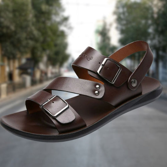 Sandali casual uomo in pelle marrone, cinturino regolabile, design elegante e confortevole per uso estivo.