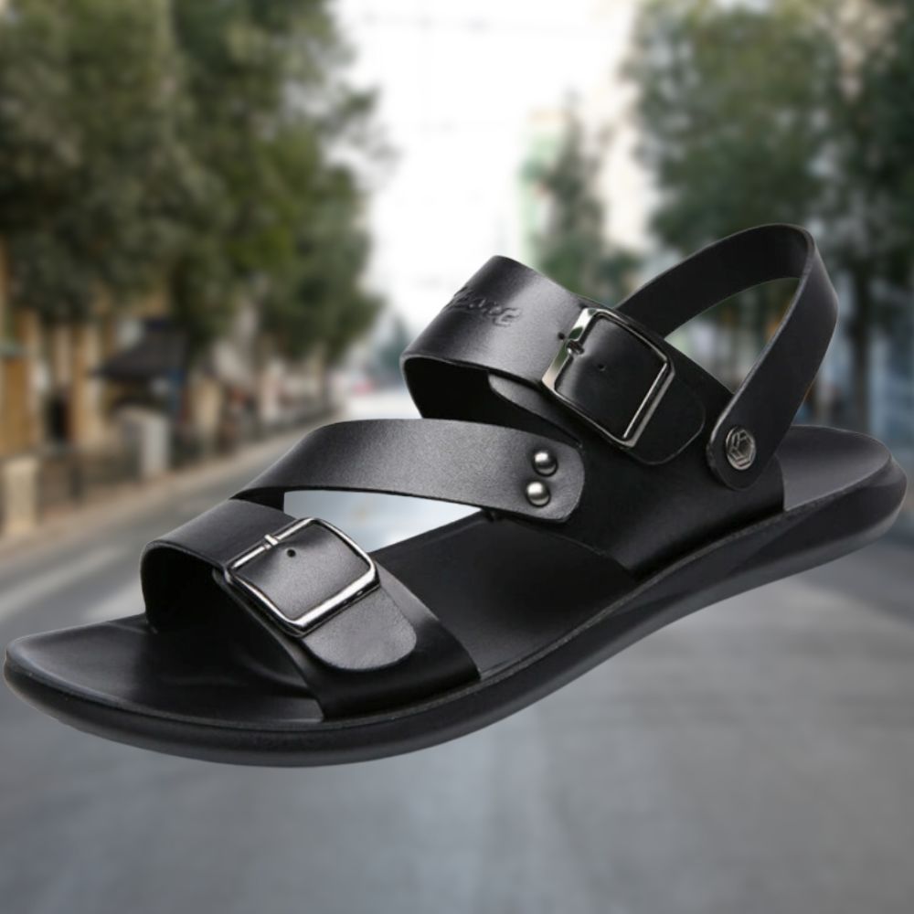 Sandali casual uomo in pelle marrone, cinturino regolabile, design elegante e confortevole per uso estivo.