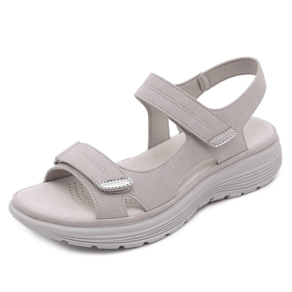 "Sandali donna ortopedici Teresa, beige, con suola antiscivolo e morbida soletta imbottita per comfort quotidiano."