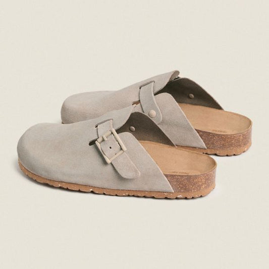 "Sandali eleganti uomo in pelle scamosciata marrone con design sofisticato su sfondo bianco. Scarpe estive di lusso."
