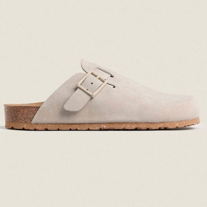 "Sandali eleganti uomo in pelle scamosciata marrone con design sofisticato su sfondo bianco. Scarpe estive di lusso."
