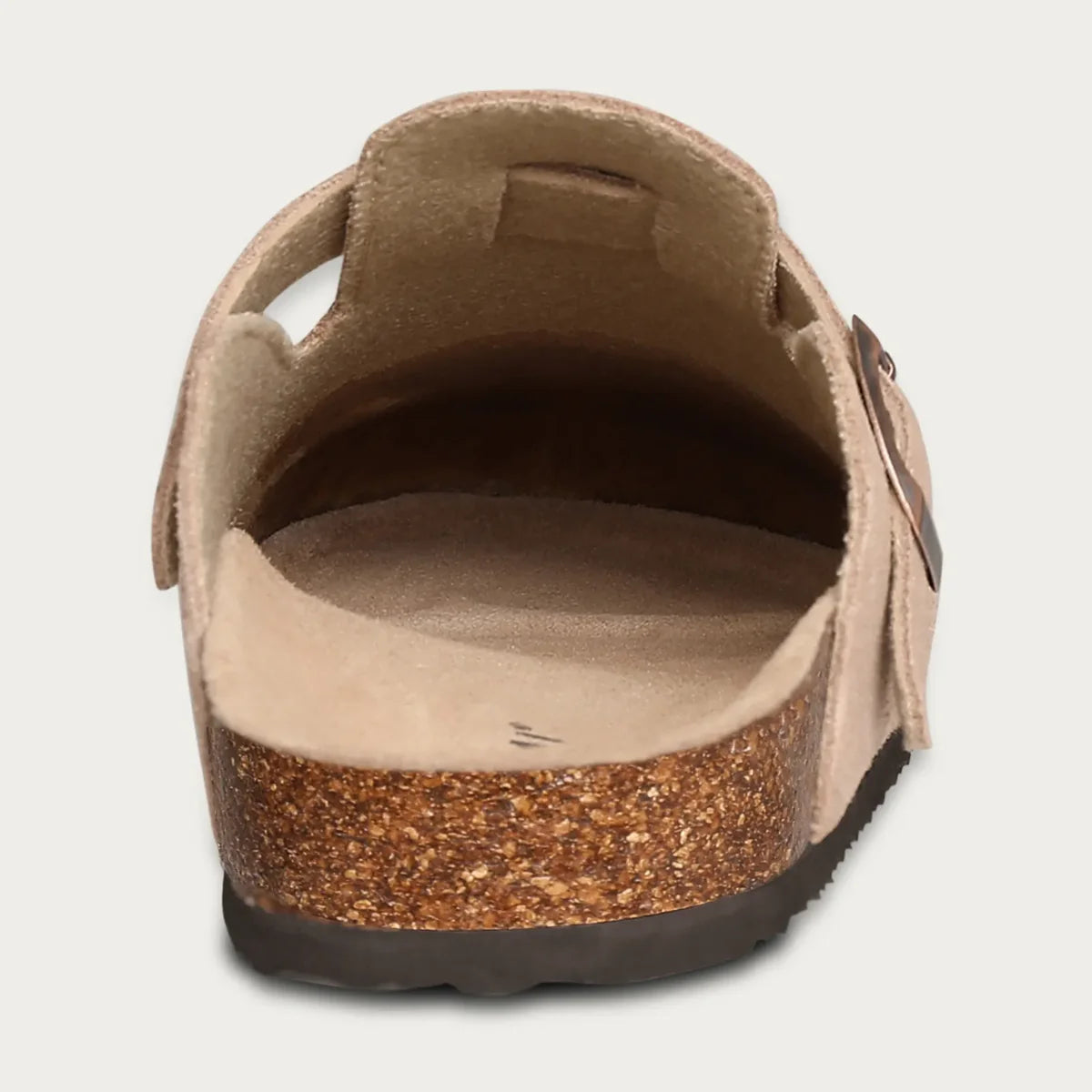 "Sandali eleganti uomo in pelle scamosciata marrone con design sofisticato su sfondo bianco. Scarpe estive di lusso."