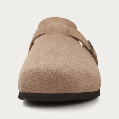 "Sandali eleganti uomo in pelle scamosciata marrone con design sofisticato su sfondo bianco. Scarpe estive di lusso."