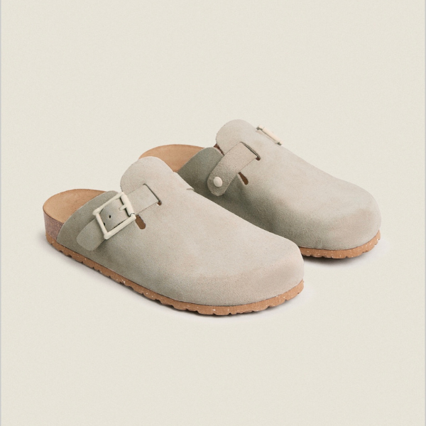 "Sandali eleganti uomo in pelle scamosciata marrone con design sofisticato su sfondo bianco. Scarpe estive di lusso."