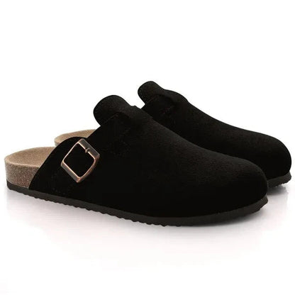 "Sandali eleganti uomo in pelle scamosciata marrone con design sofisticato su sfondo bianco. Scarpe estive di lusso."