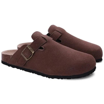 "Sandali eleganti uomo in pelle scamosciata marrone con design sofisticato su sfondo bianco. Scarpe estive di lusso."