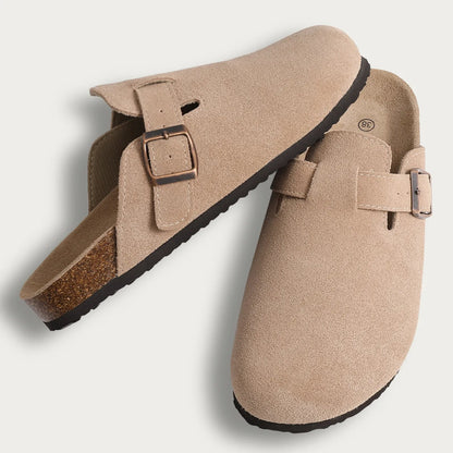 "Sandali eleganti uomo in pelle scamosciata marrone con design sofisticato su sfondo bianco. Scarpe estive di lusso."