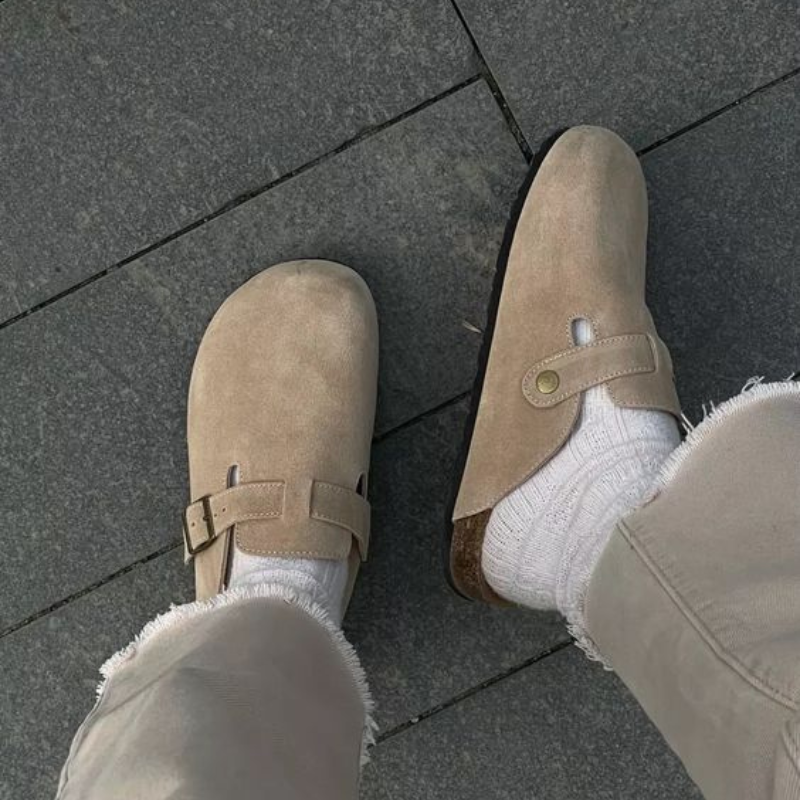 Sandali in pelle unisex eleganti e confortevoli, design minimalista, colore marrone chiaro, suola in gomma.