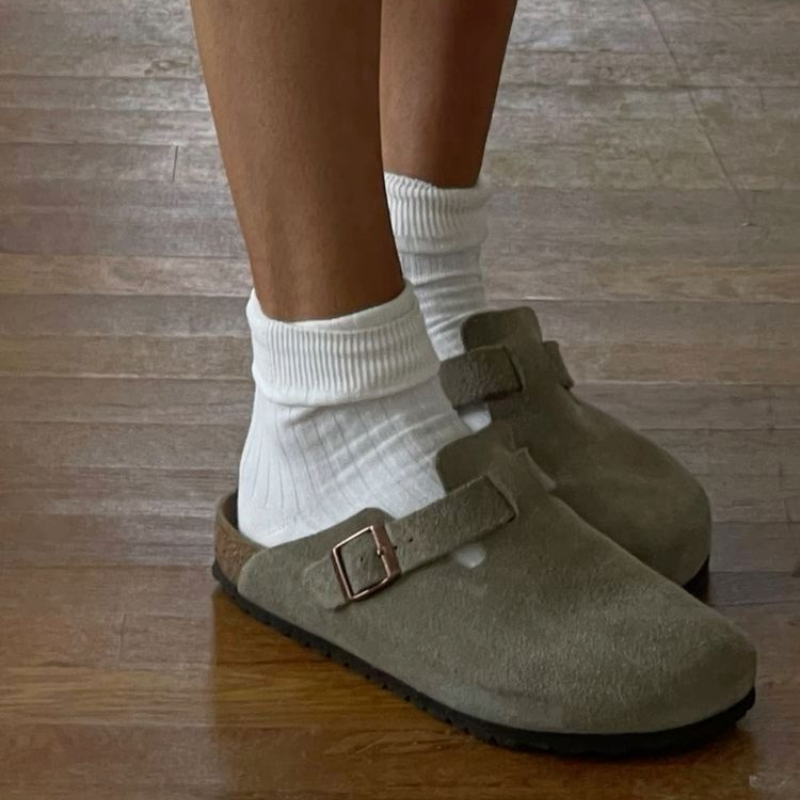 Sandali in pelle unisex eleganti e confortevoli, design minimalista, colore marrone chiaro, suola in gomma.