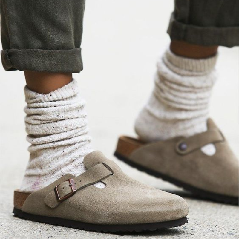 Sandali in pelle unisex eleganti e confortevoli, design minimalista, colore marrone chiaro, suola in gomma.