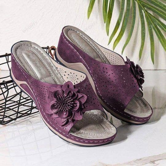 "Sandali ortopedici donna in pelle viola con motivo floreale ed elegante plantare ergonomico, design comodo per lunghe cammin