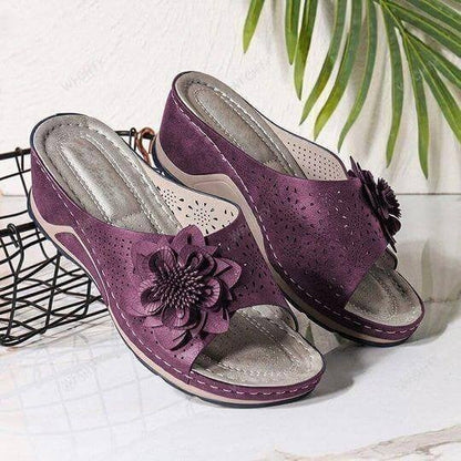 "Sandali ortopedici donna in pelle viola con motivo floreale ed elegante plantare ergonomico, design comodo per lunghe cammin