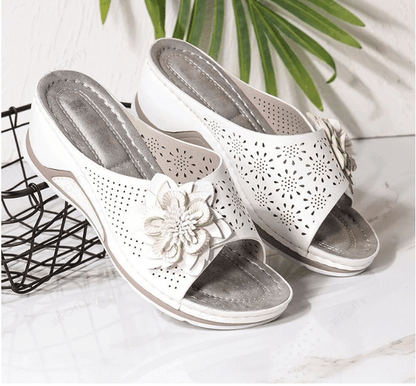 "Sandali ortopedici donna in pelle viola con motivo floreale ed elegante plantare ergonomico, design comodo per lunghe cammin