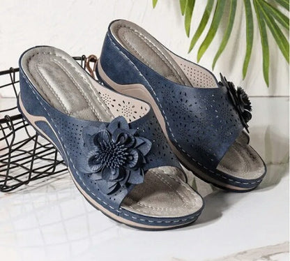 "Sandali ortopedici donna in pelle viola con motivo floreale ed elegante plantare ergonomico, design comodo per lunghe cammin