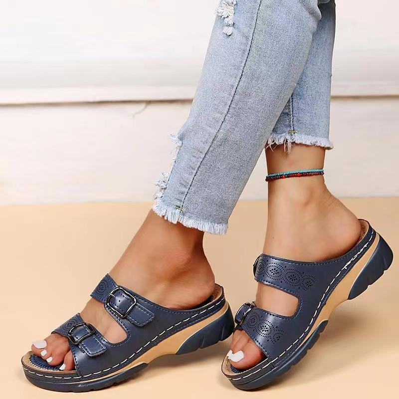Sandali ortopedici unisex in pelle azzurra con supporto ergonomico e suola antiscivolo per comfort e stile elegante.