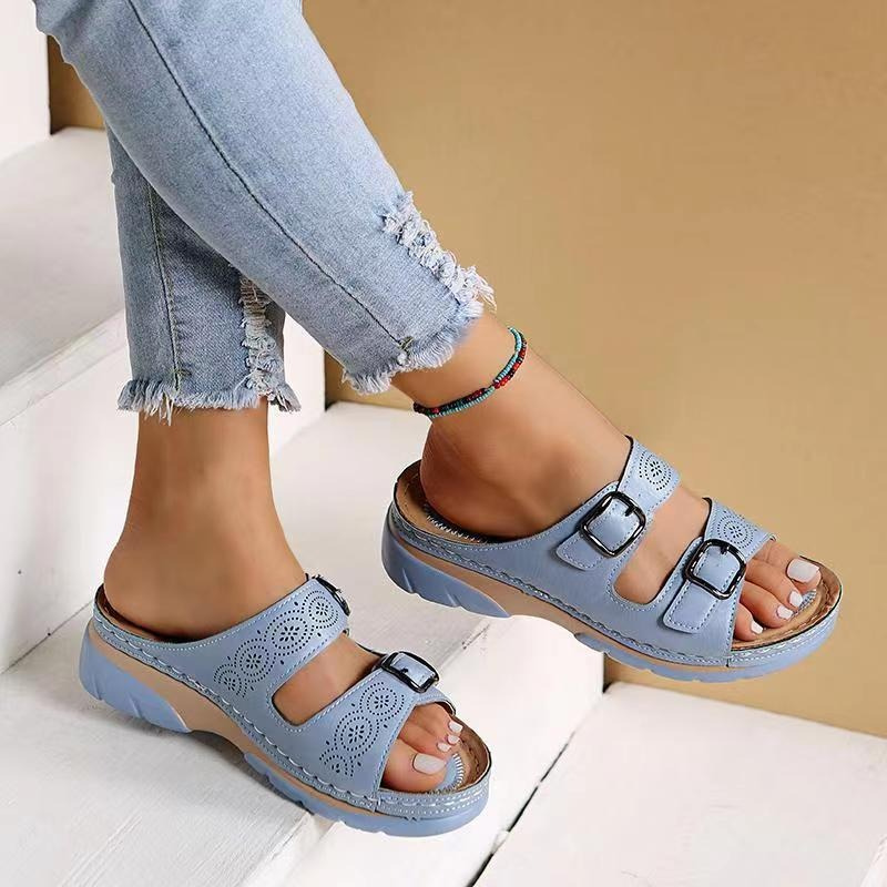 Sandali ortopedici unisex in pelle azzurra con supporto ergonomico e suola antiscivolo per comfort e stile elegante.