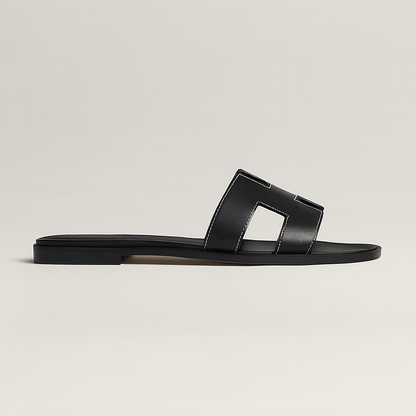 "Sandali piatti in pelle marrone donna con listini intagliati e regolabili, design elegante e traspirante estivo."