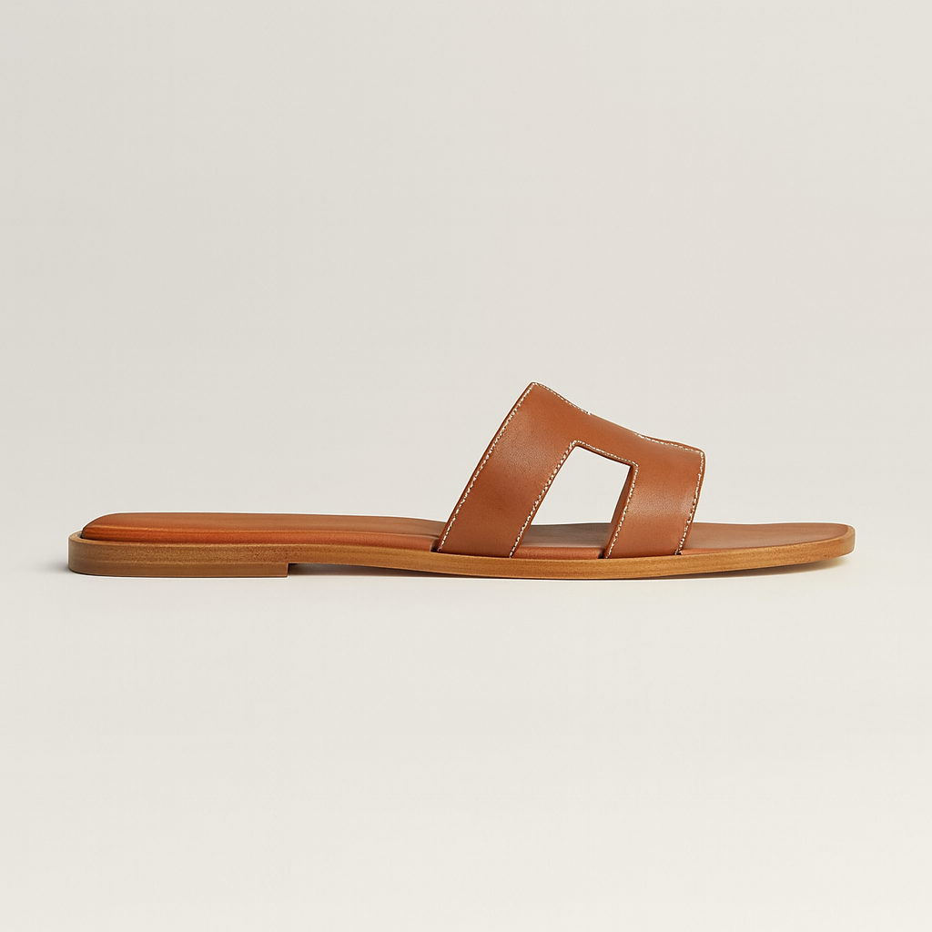 "Sandali piatti in pelle marrone donna con listini intagliati e regolabili, design elegante e traspirante estivo."