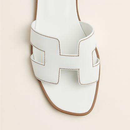 "Sandali piatti in pelle marrone donna con listini intagliati e regolabili, design elegante e traspirante estivo."