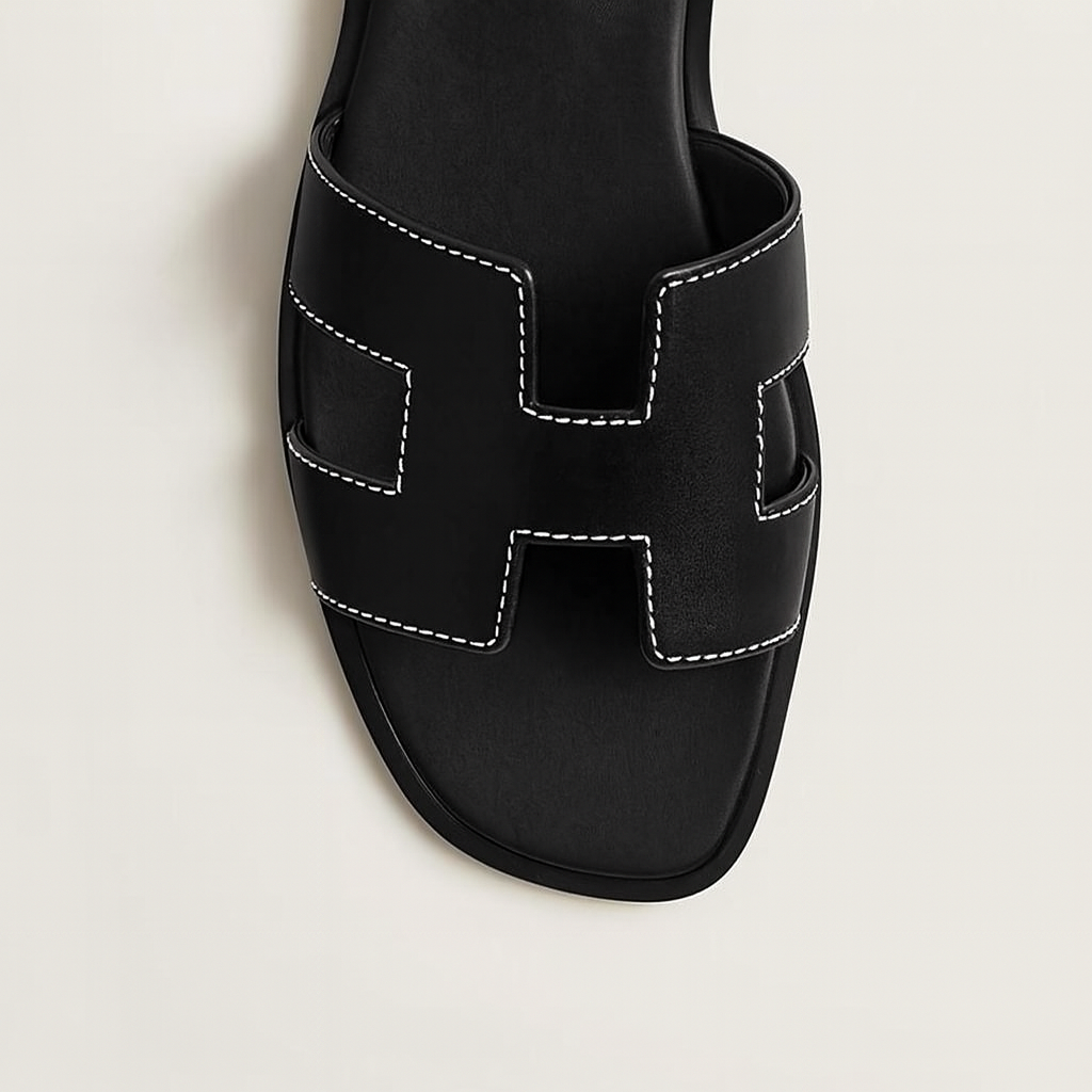 "Sandali piatti in pelle marrone donna con listini intagliati e regolabili, design elegante e traspirante estivo."