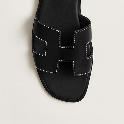 "Sandali piatti in pelle marrone donna con listini intagliati e regolabili, design elegante e traspirante estivo."