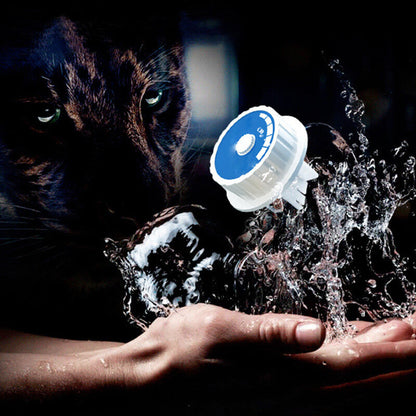 "Scaldabagno istantaneo bianco compatto, montato a parete, fornisce acqua calda illimitata, ideale per spazi ridotti."