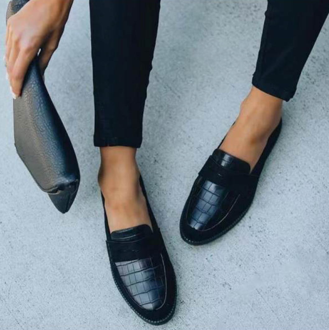 Scarpe da donna eleganti nere, finitura lucida, tacco proporzionato, silhouette slanciata, ideali per eventi formali.