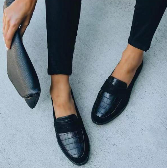 Scarpe da donna eleganti nere, finitura lucida, tacco proporzionato, silhouette slanciata, ideali per eventi formali.