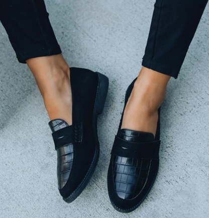 Scarpe da donna eleganti nere, finitura lucida, tacco proporzionato, silhouette slanciata, ideali per eventi formali.