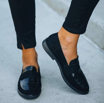 Scarpe da donna eleganti nere, finitura lucida, tacco proporzionato, silhouette slanciata, ideali per eventi formali.
