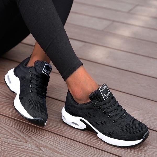 "Scarpe da ginnastica ortopediche unisex, suola ammortizzante, design moderno e accattivante, colore neutro, su erba"