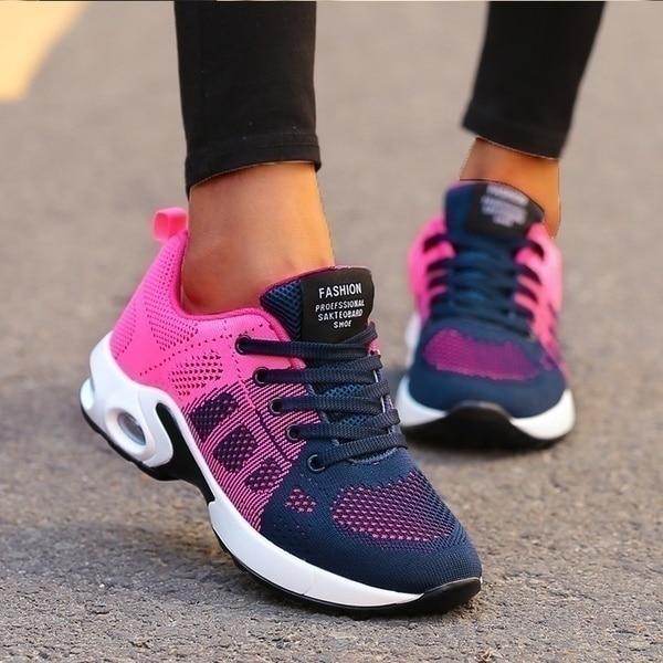 "Scarpe da ginnastica ortopediche unisex, suola ammortizzante, design moderno e accattivante, colore neutro, su erba"