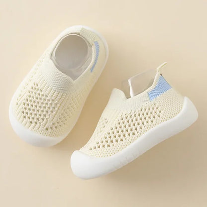 Scarpe da ginnastica per bambini con suole antiscivolo in tonalità pastello, design moderno e struttura traspirante.