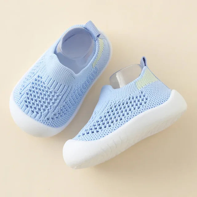 Scarpe da ginnastica per bambini con suole antiscivolo in tonalità pastello, design moderno e struttura traspirante.